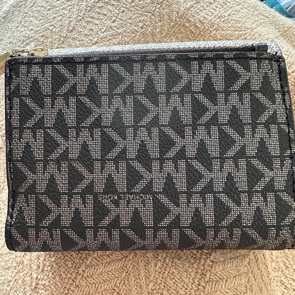 NWT Michael Kors Trifold Wallet - Picture 7 of 9